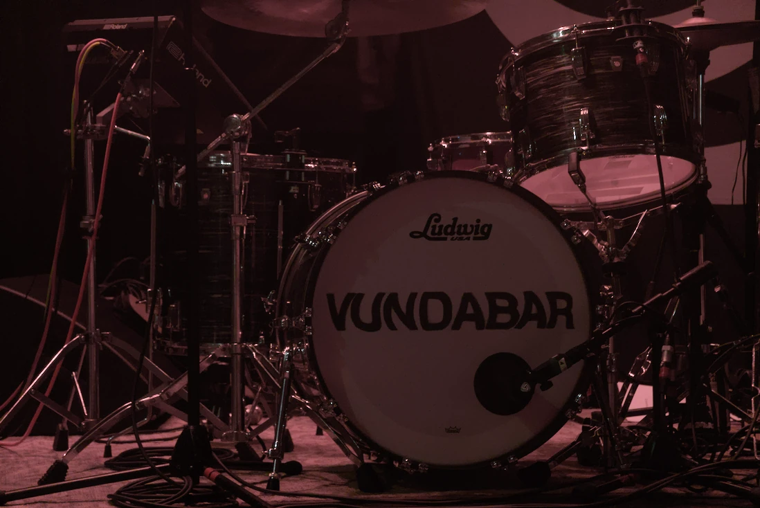 Drumset with the word 'Vundabar' on it